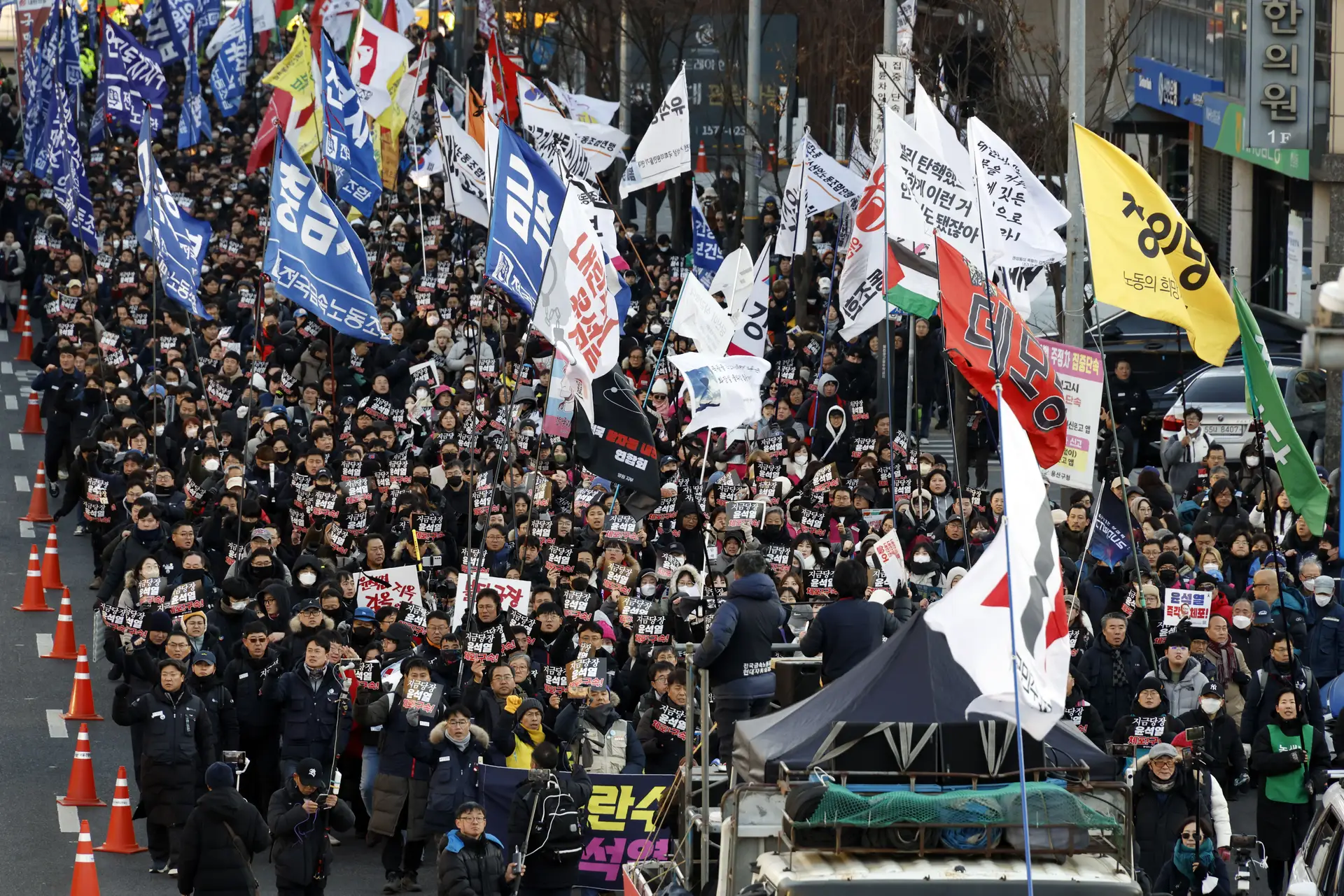 Manifestação nas ruas de Seul contra o Presidente, no dia em que não foi possível executar um mandado de captura contra ele