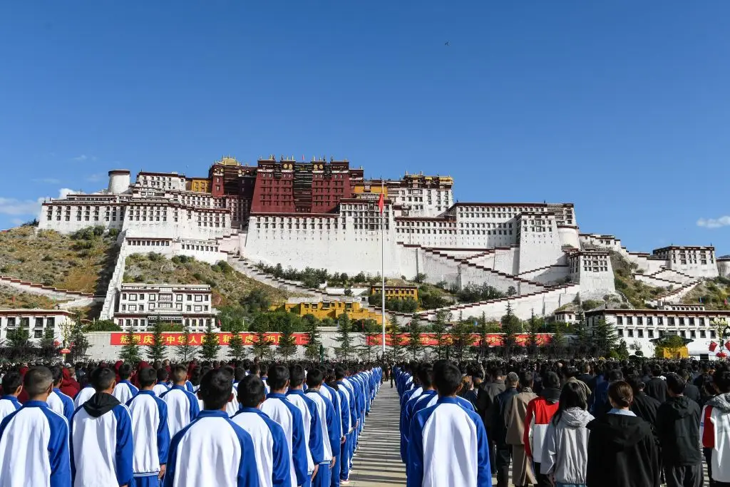 Cerimónia do 75.º aniversário da fundação da República Popular da China, a 1 de outubro de 2024, junto ao Palácio de Potala, símbolo da identidade tibetana