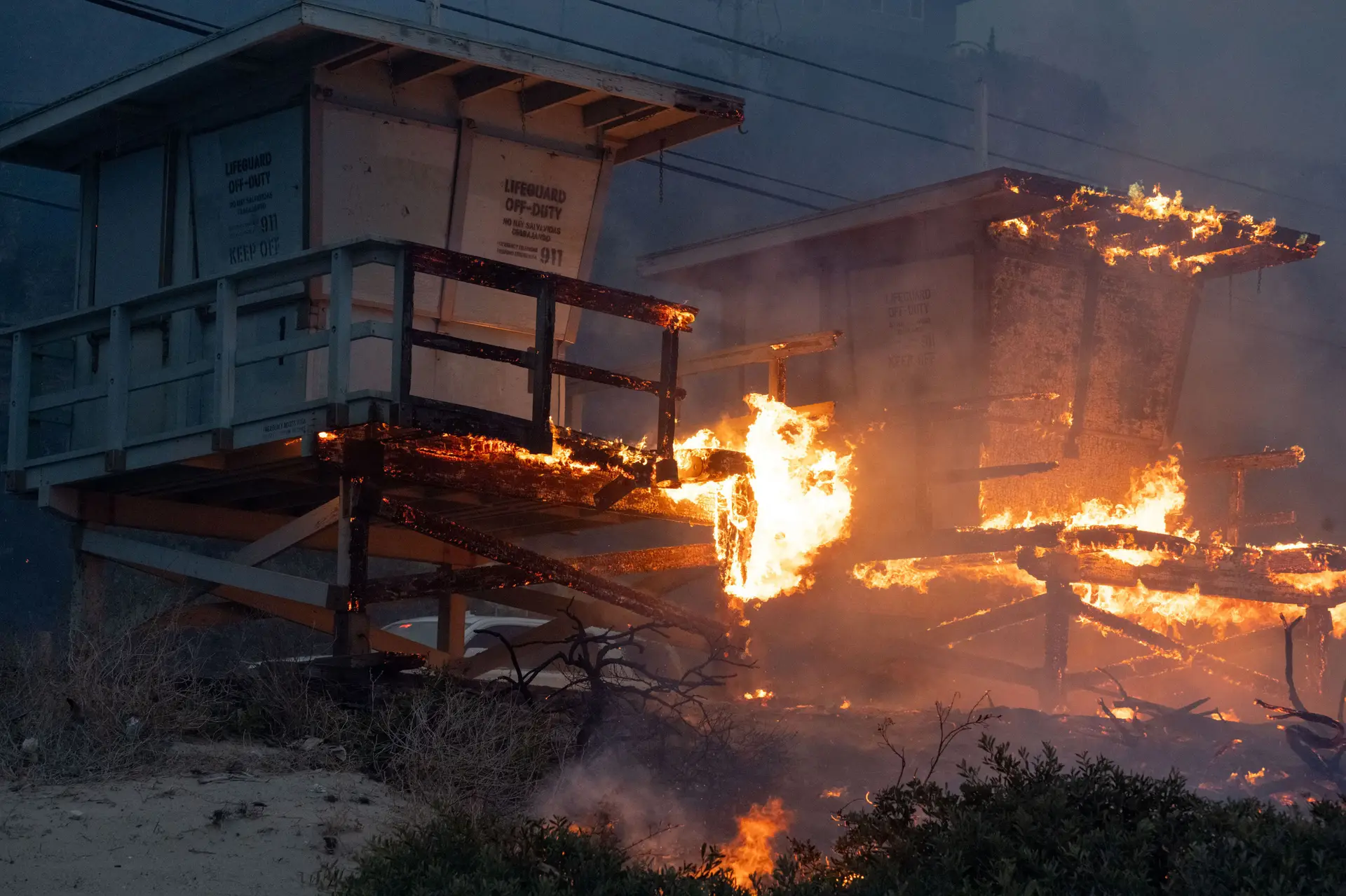 Fogos florestais em Los Angeles obrigam 30 mil pessoas a fugir das chamas (com fotogaleria)