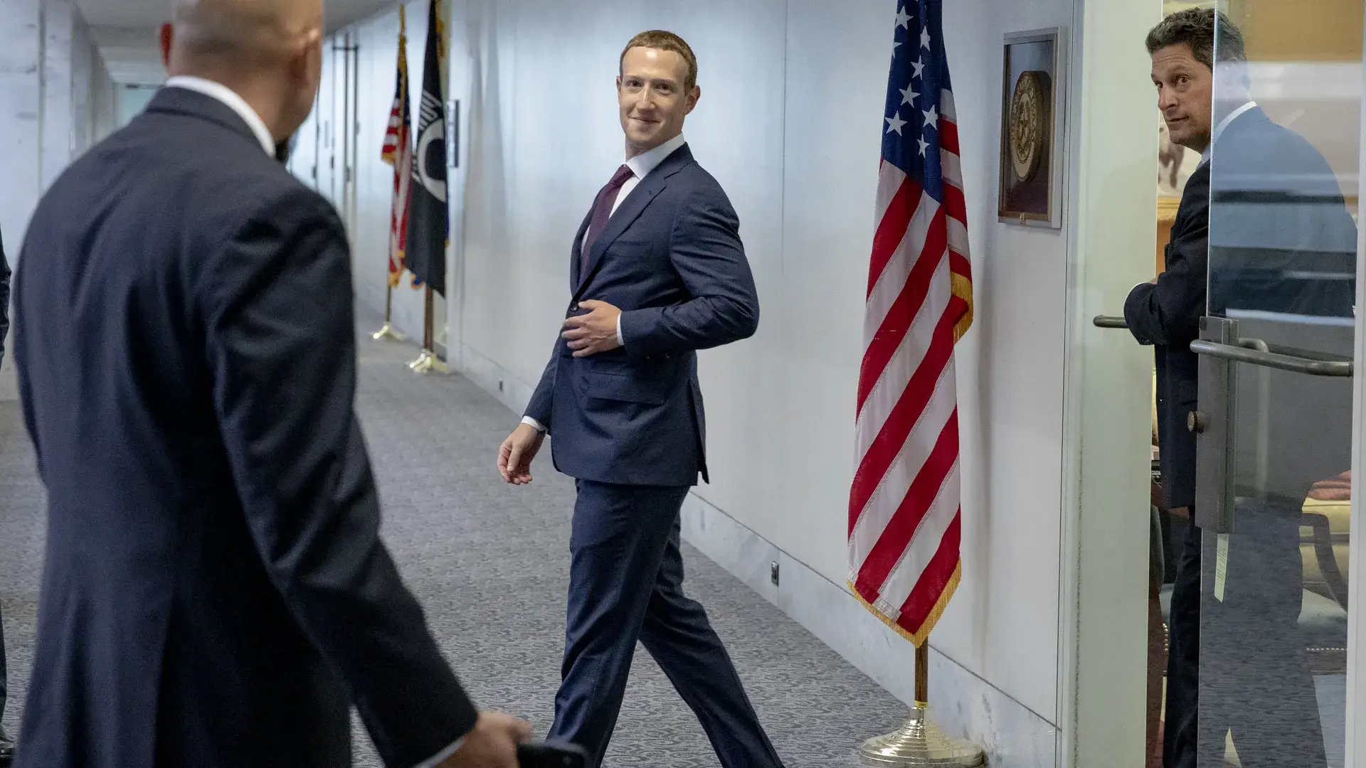 Mark Zuckerberg, à época CEO do Facebook, à saída de uma reunião com o senador republicano John Cornyn, do Texas, seguido pelo vice-presidente do Facebook, Joel Kaplan, em 2019.