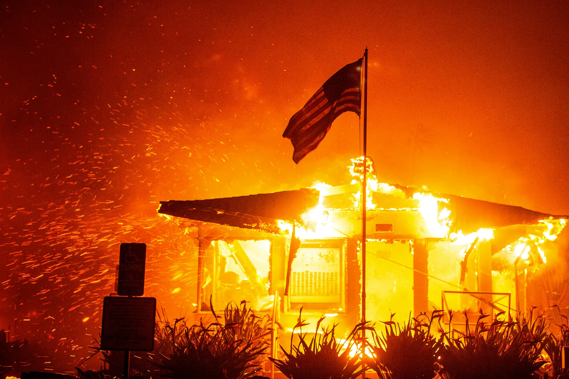 Fogos semeiam destruição em Los Angeles e arredores