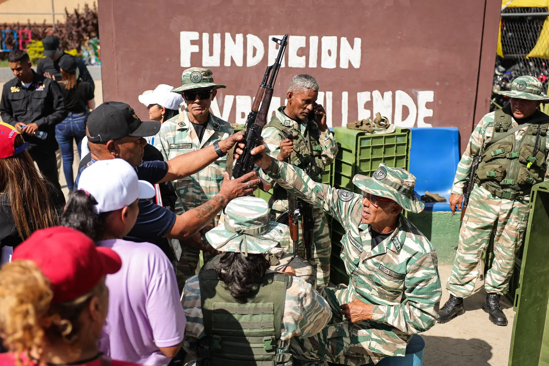 Milícias leais ao regime ditatorial de Nicolás Maduro distribuem armas a populares para combater a oposição