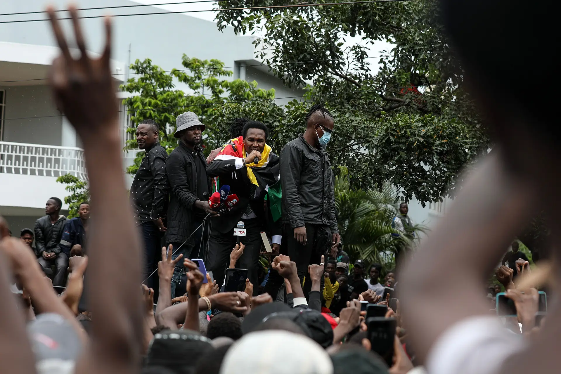 Moçambique: multidão que ouvia Mondlane dispersada pela polícia com tiros e gás lacrimogéneo