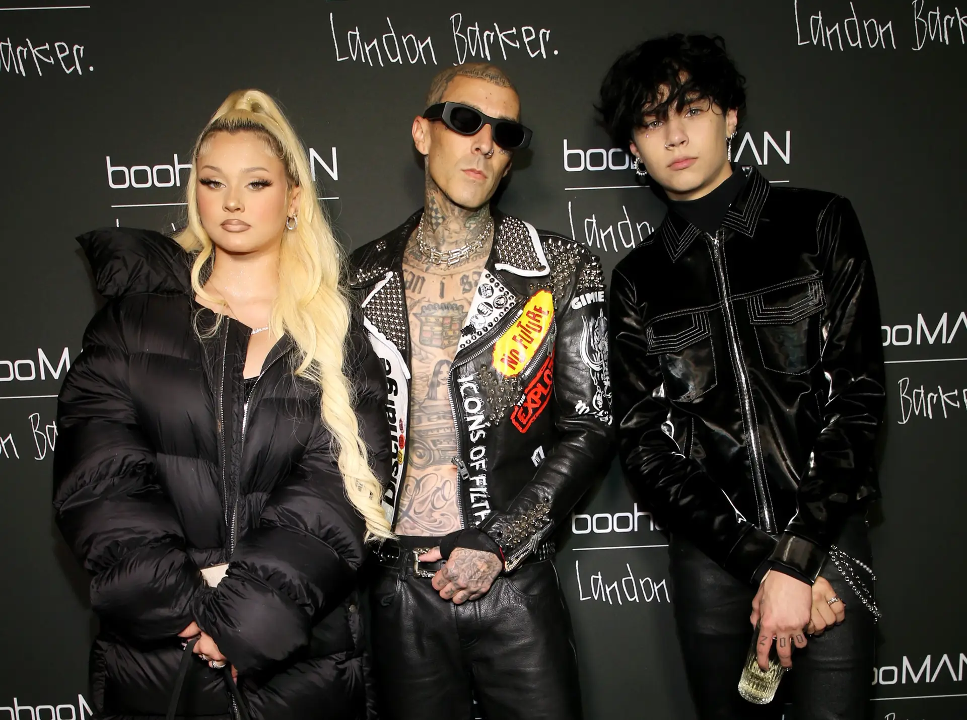 Esq.-dir.: Alabama Barker, Travis Barker e Landon Barker