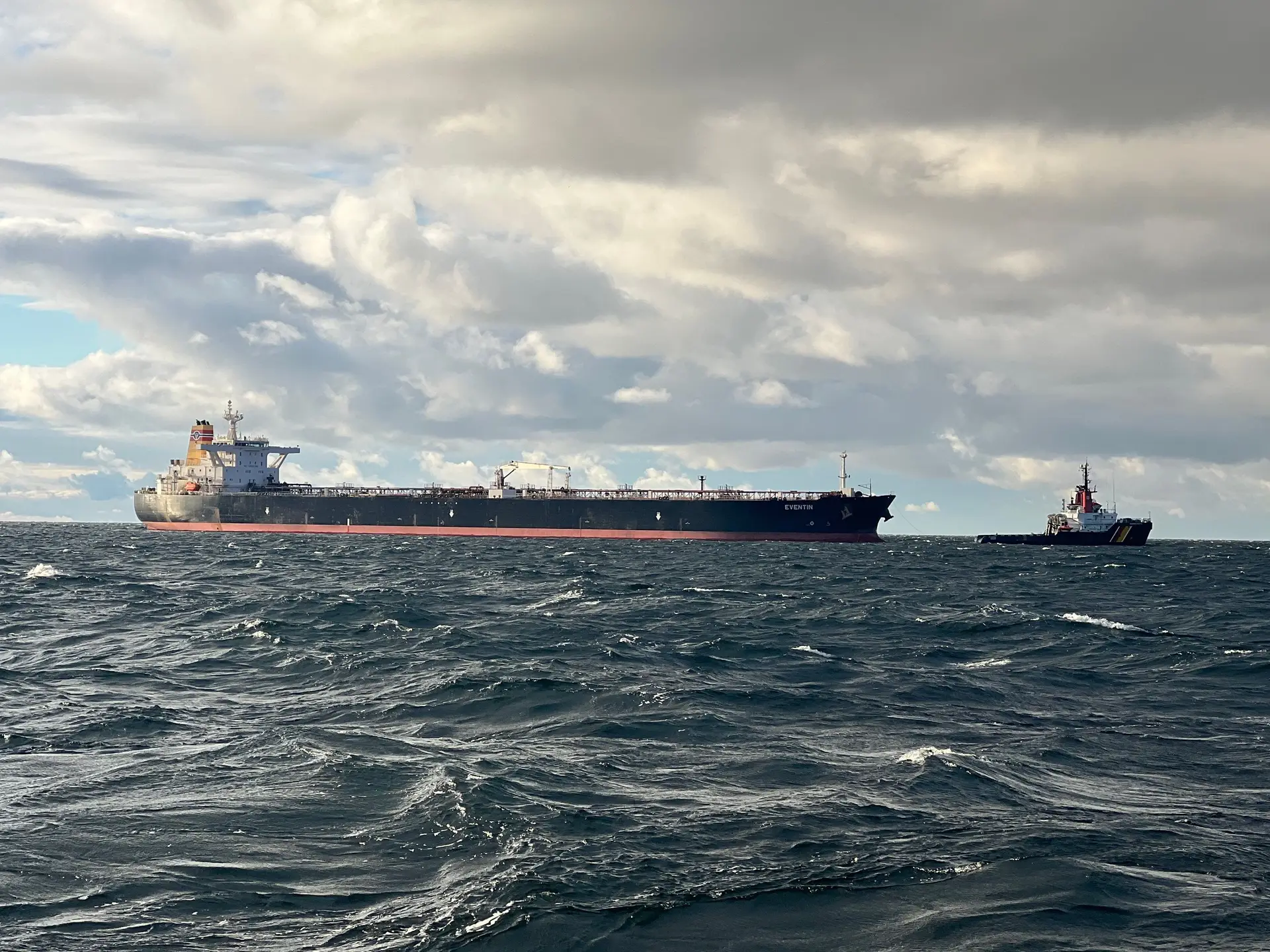 O petroleiro "Eventin" à deriva junto à costa alemã