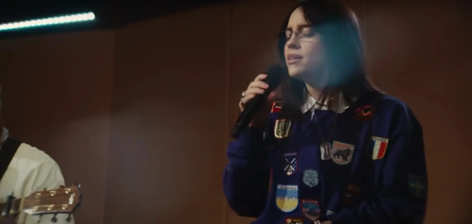 Billie Eilish atua com ‘patch’ que diz ‘Alentejo’