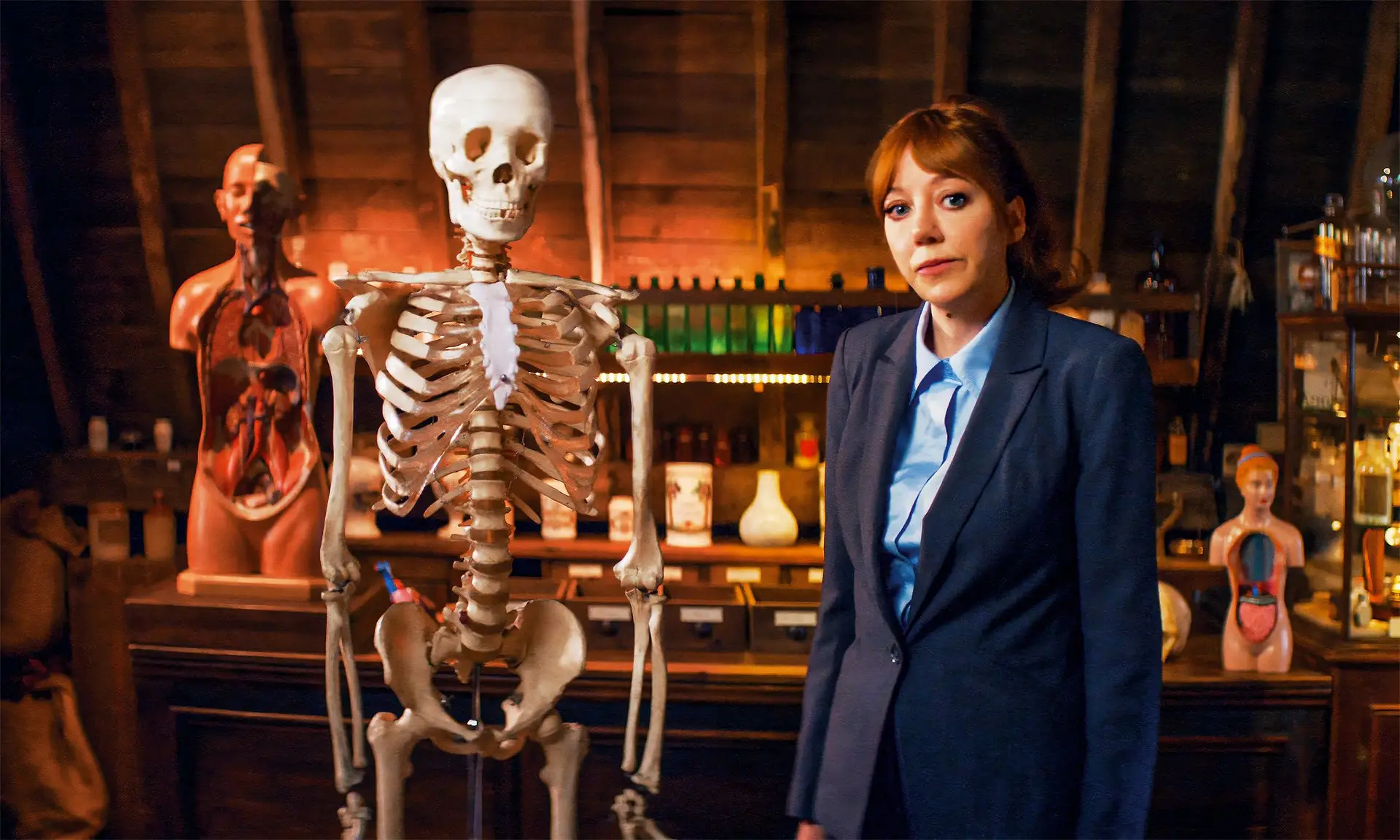 A atriz Diane Morgan dá corpo a Philomena Cunk, apresentadora que desafia o bom senso em conversas com especialistas de várias áreas