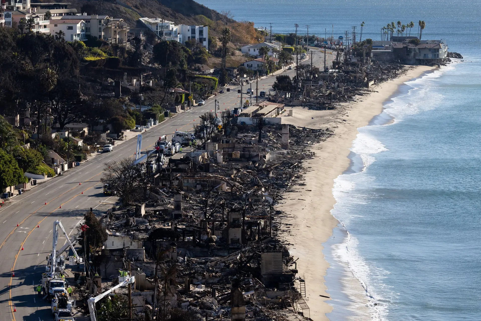 Uma fotografia tirada por um drone que mostra bem a extensão da destruição na zona costeira ao longo do bairro de Pacific Palisades, Los Angeles