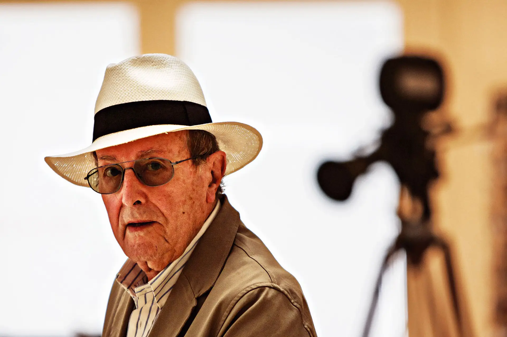 Manoel de Oliveira é abordado em quatro longos textos, da autoria de António Preto, José Manuel Costa, Bruno Roberti e Mathias Lavin