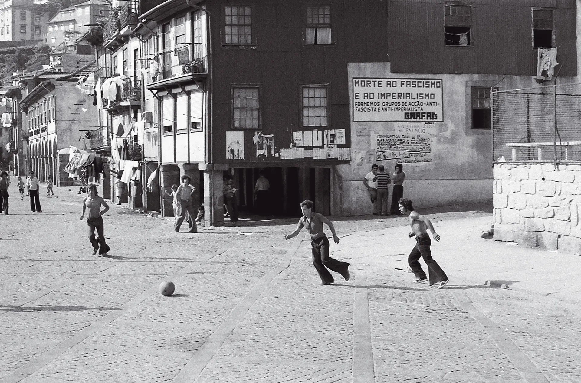 Garotos jogam à bola no bairro portuense de Miragaia, em pleno Verão Quente de 1975