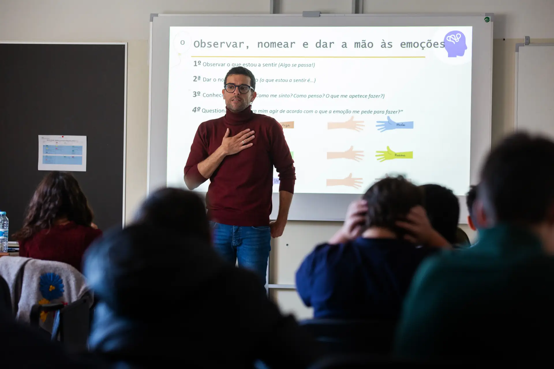 Os psicólogos que percorrem as escolas do país para ajudar a combater a ansiedade cada vez mais frequente entre alunos