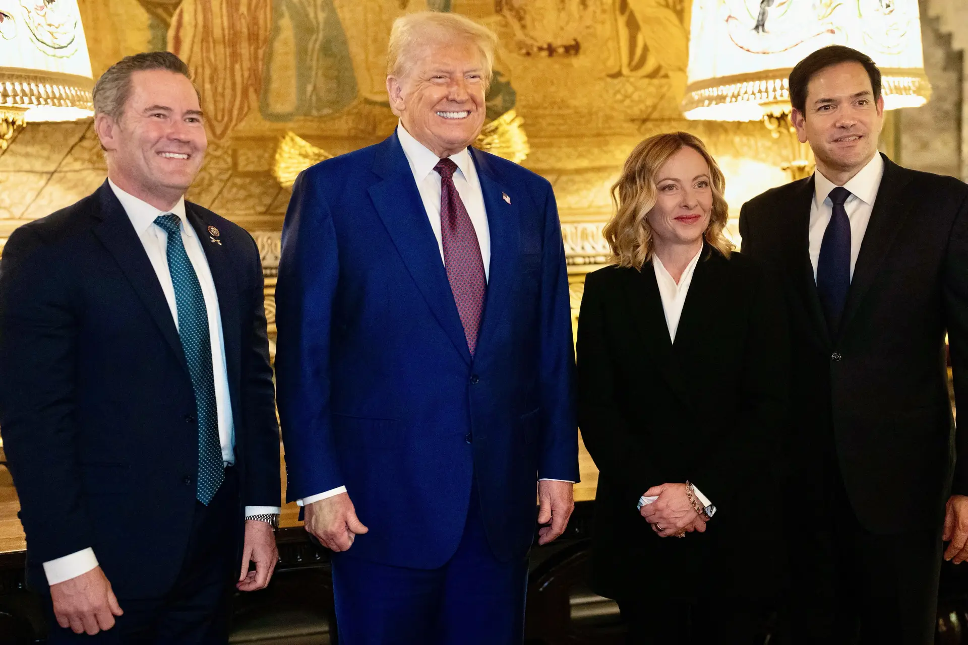 Marco Rubio (à direita), ao lado da primeira-ministra italiana, Giorgia Meloni, que visitou Donald Trump em Mar-a-Lago, a 4 de janeiro