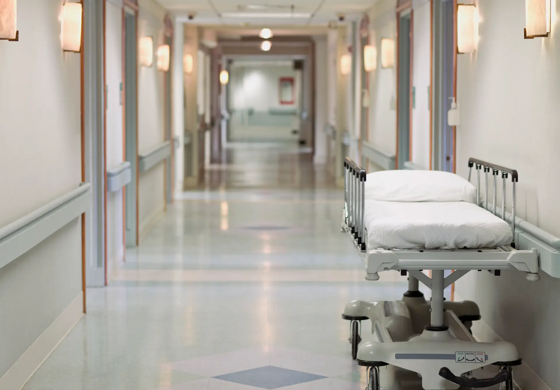 Médicos e enfermeiros devem ser obrigados a comunicar objeção de consciência: Conselho de Ética e Ordem dos Médicos concordam