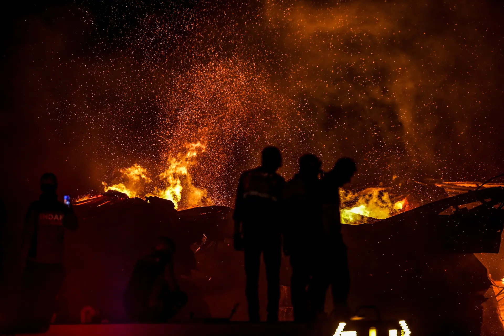 Eu vivo em Los Angeles e estou habituada ao fogo: nada me preparou para este céu que cospe chamas e cinza e para o cheiro acre perto de mim