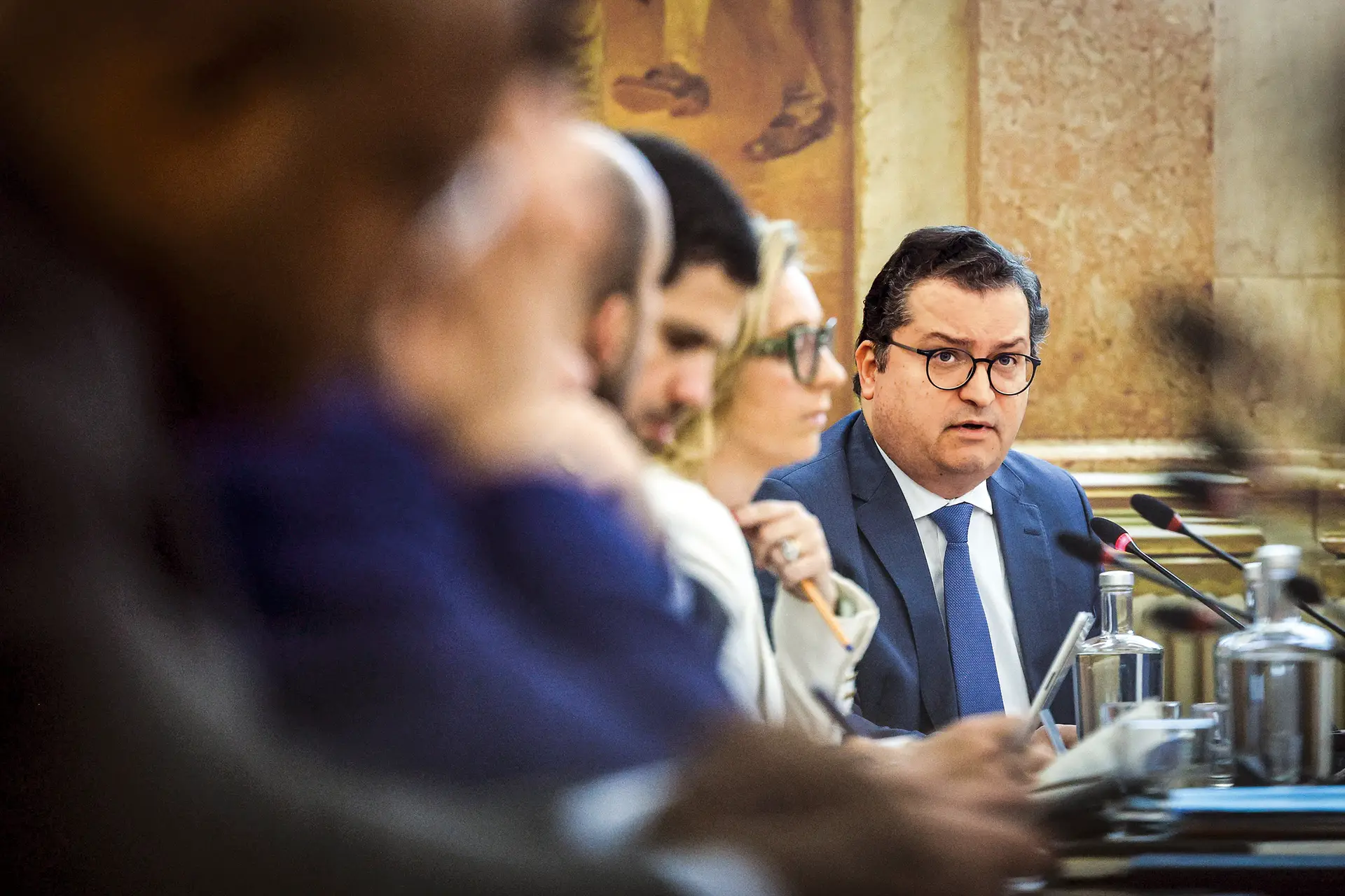 Excedente de 0,4% mantém-se em 2024, atividade acelerou de forma “significativa” no fim do ano