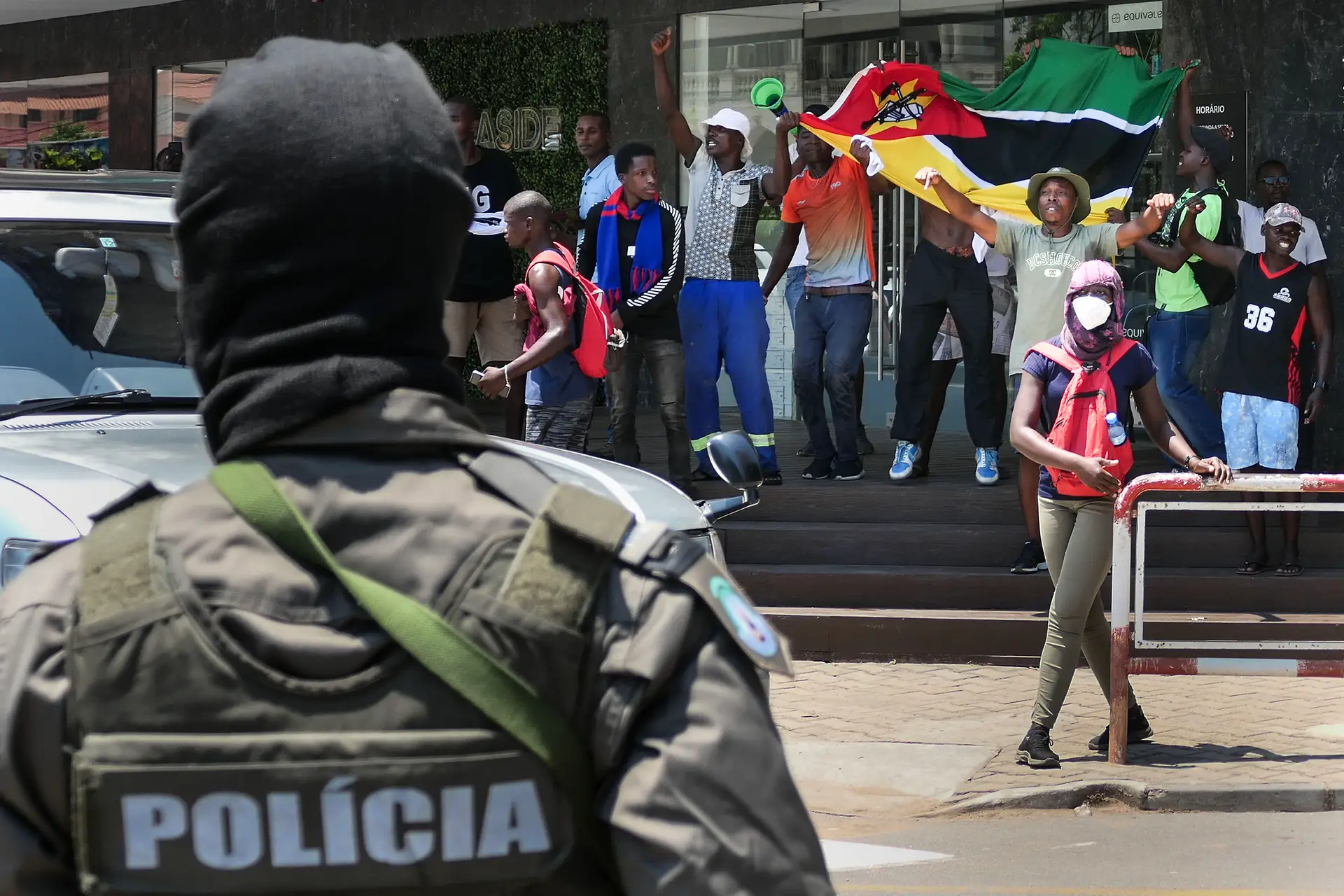 Manifestantes vigiados por forte aparato policial durante a tomada de posse de Daniel Chapo como Presidente de Moçambique