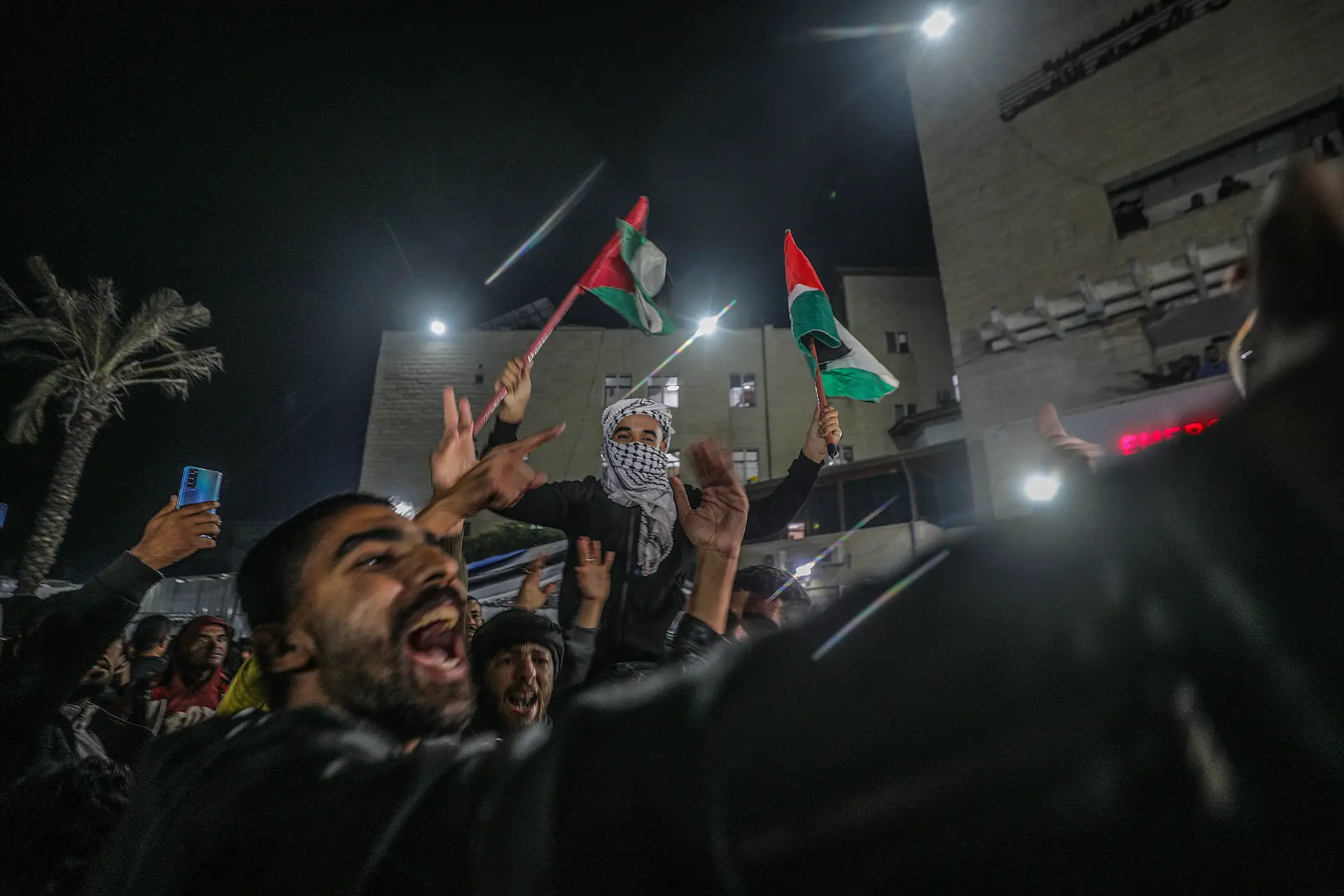 Palestinianos reagem ao acordo de cessar-fogo com Israel, em Deir al Balah, Gaza