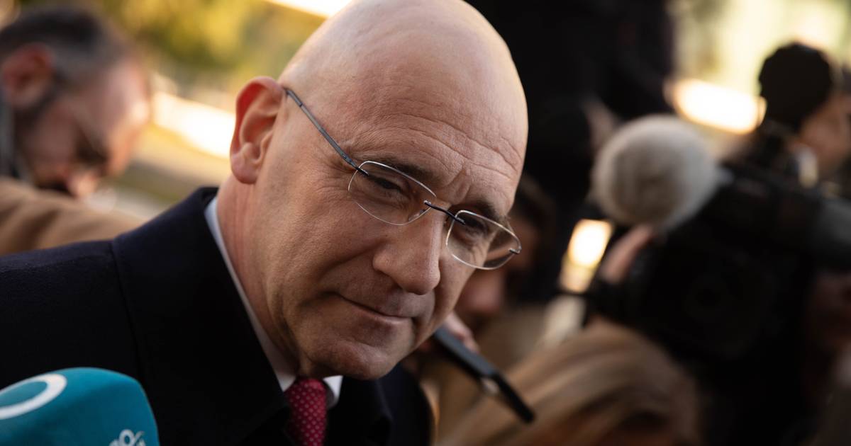 Passos alerta para "problemas graves" na Saúde e descontrolo de despesa : "Vamos ver quem tem força, autoridade e sabedoria para o resolver"