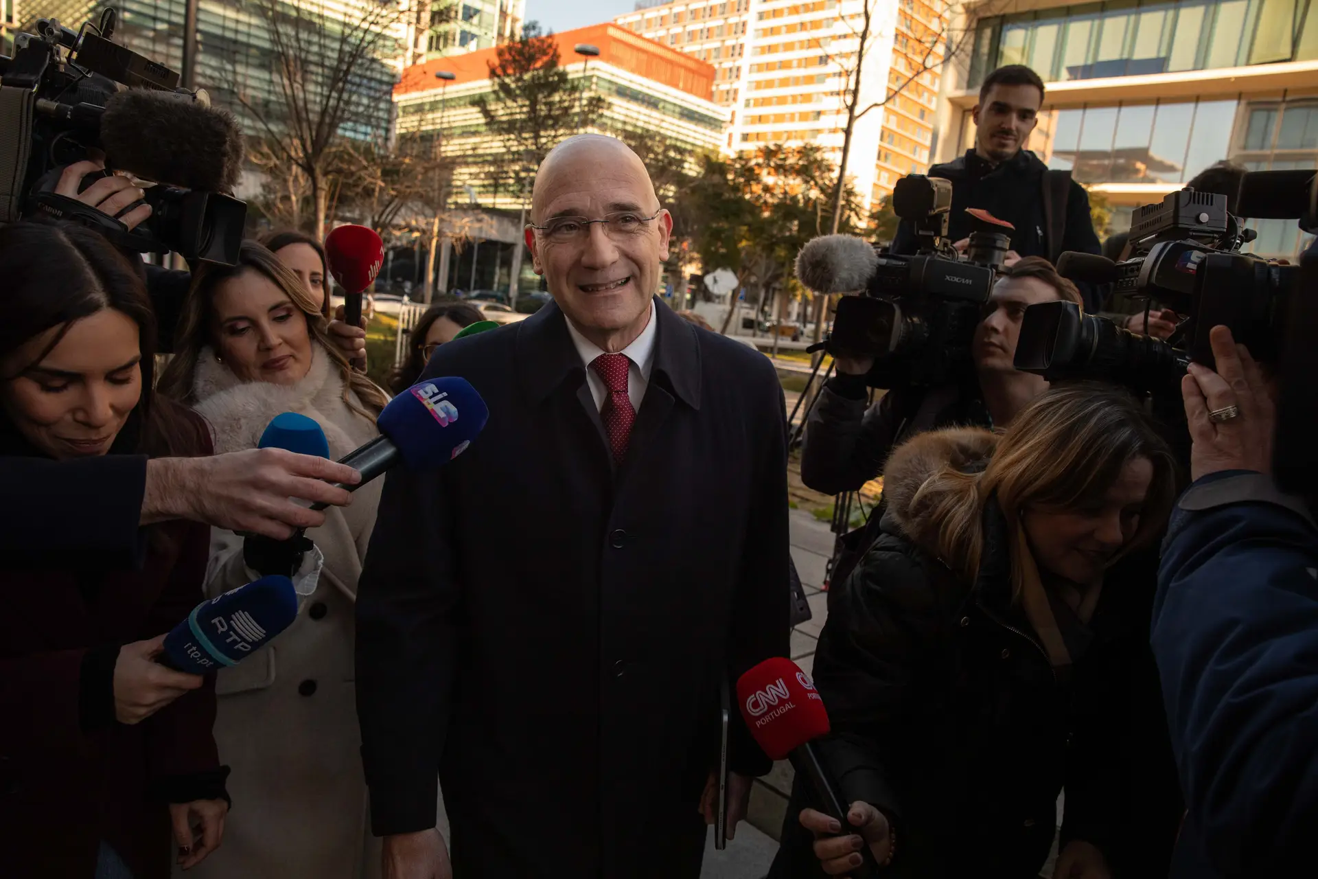 “Não me livro disto”: Passos Coelho terá de depor sobre a história “requentada” do BES, mas para já volta a rejeitar Presidenciais