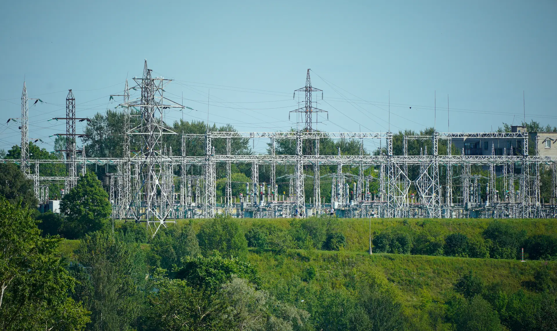 Um posto de transformação eléctrica em Ivangorod, na Rússia, visto do outro lado do rio Narva, na Estónia