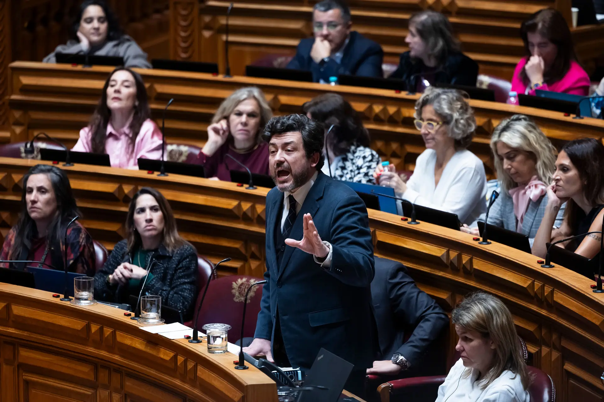 PS propõe possibilidade de expulsão de deputados do plenário, PSD pede discussão de regras "com serenidade"