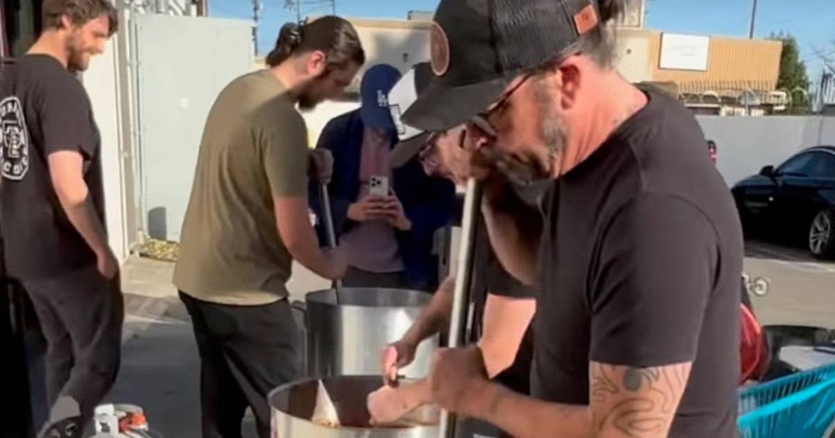 Dave Grohl passou o dia do seu aniversário a cozinhar para famílias atingidas pelos incêndios em Los Angeles