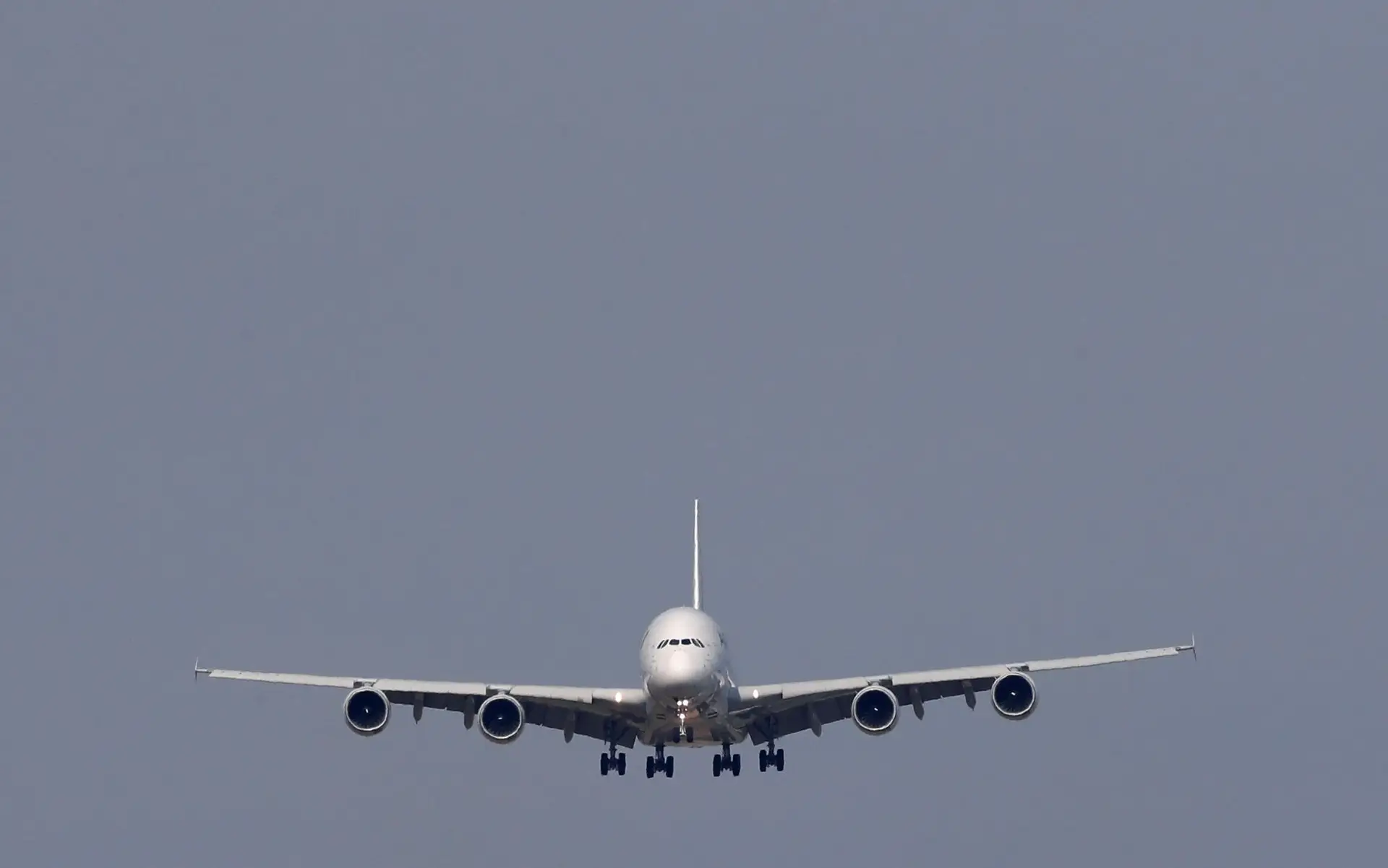 Maior avião de passageiros do mundo regressa a Beja: veja as imagens do A380