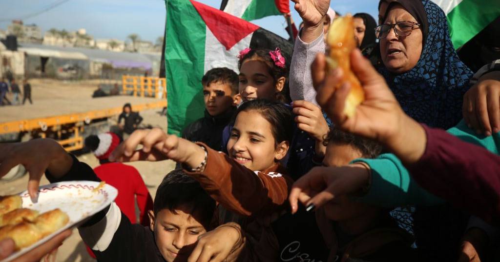 Calaram-se as armas: palestinianos celebram e regressam a casa, reféns israelitas começam a ser libertados