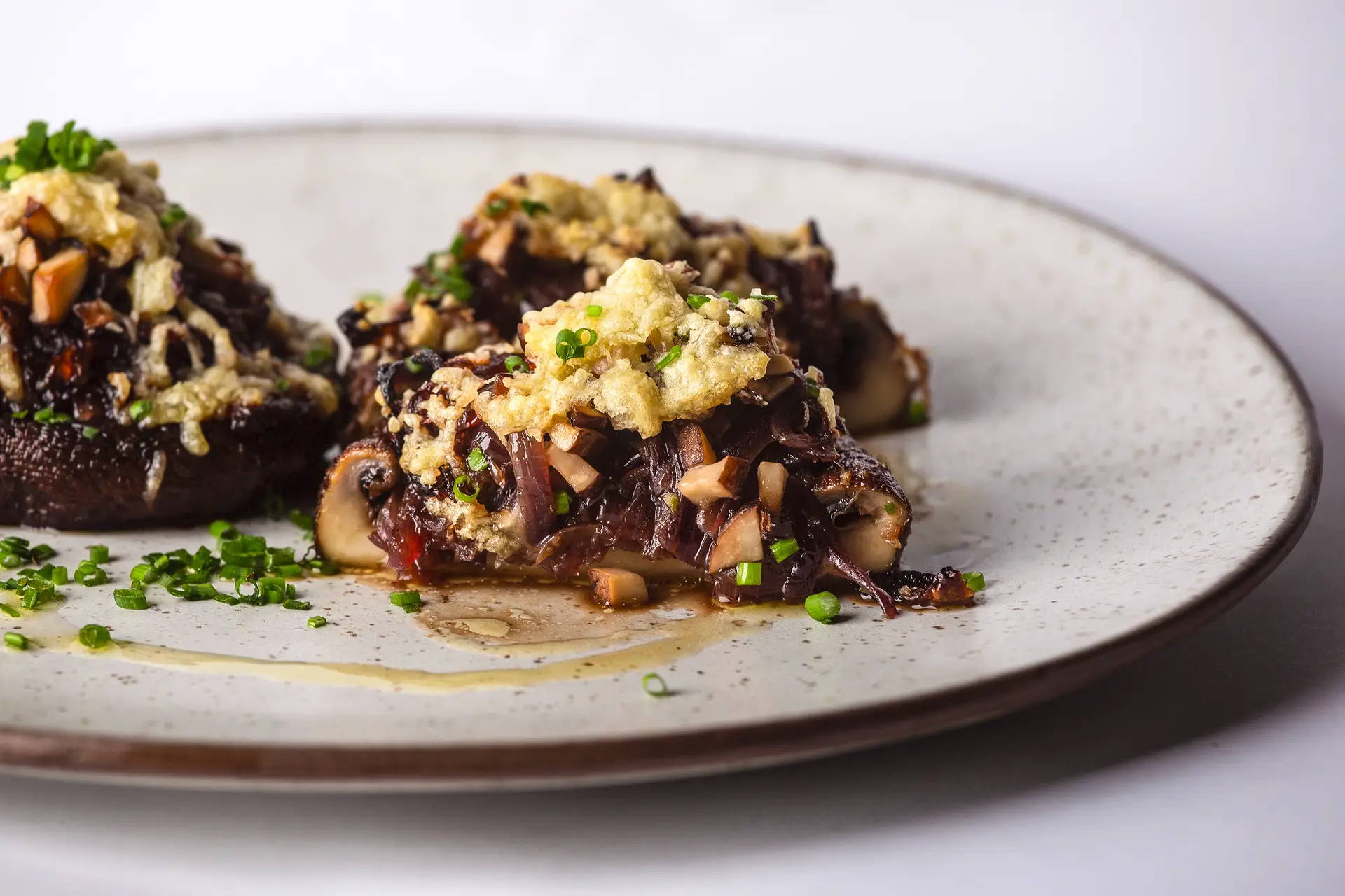Receita: cogumelos Portobello recheados com cebola e gratinados
