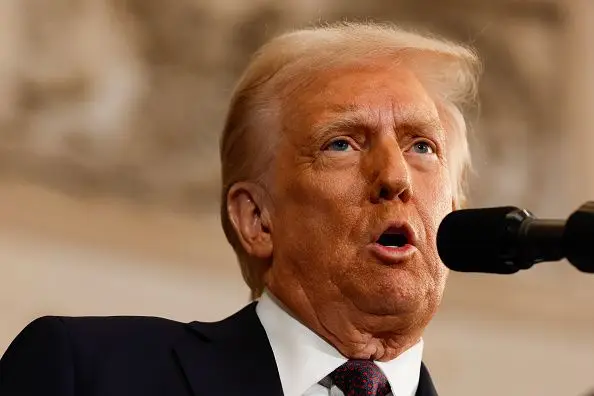 Dos “apenas” dois géneros até ao fim da nacionalidade automática para filhos de imigrantes: as medidas do primeiro dia de Trump