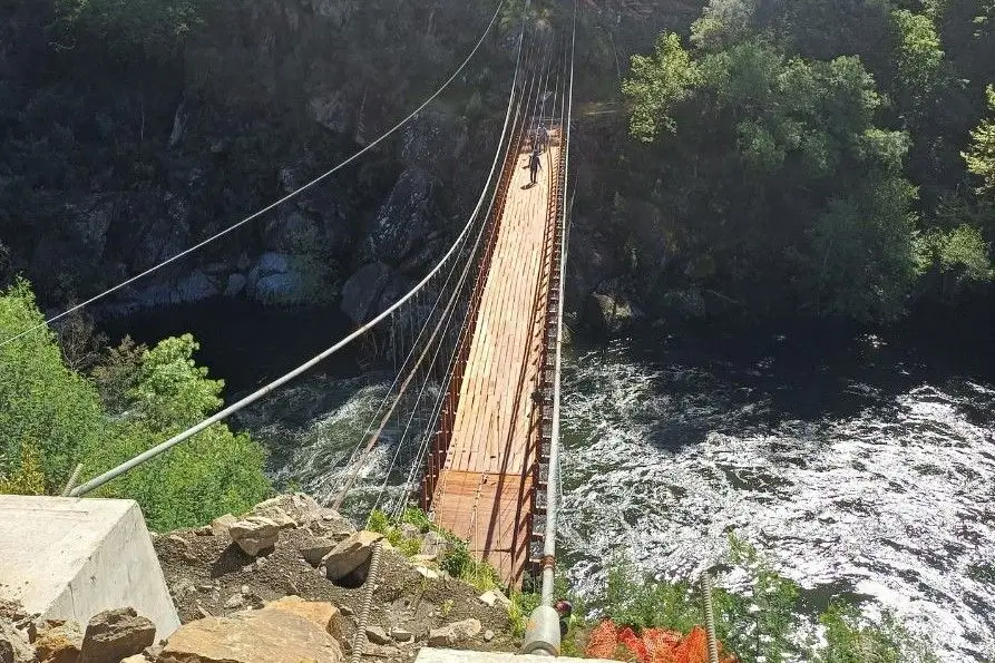 Ponte de arame sobre o Tâmega em obras no final de 2024