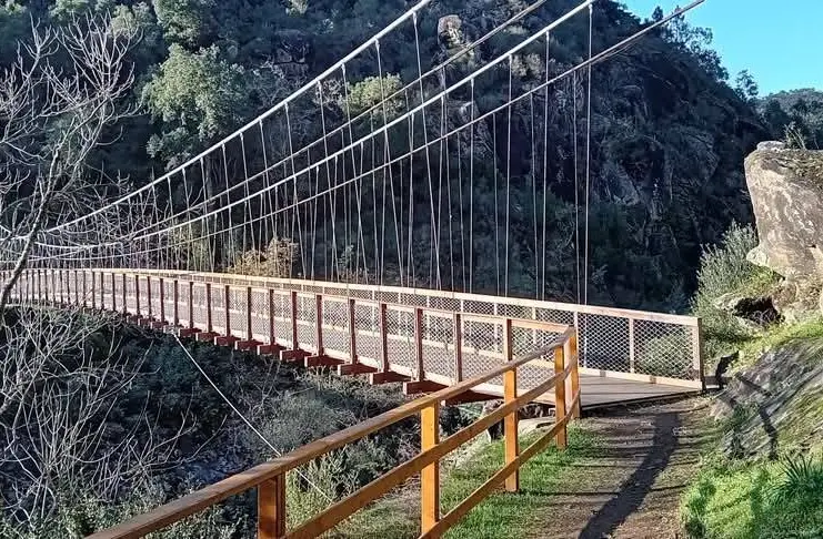 Ponte de arame sobre o rio Tâmega