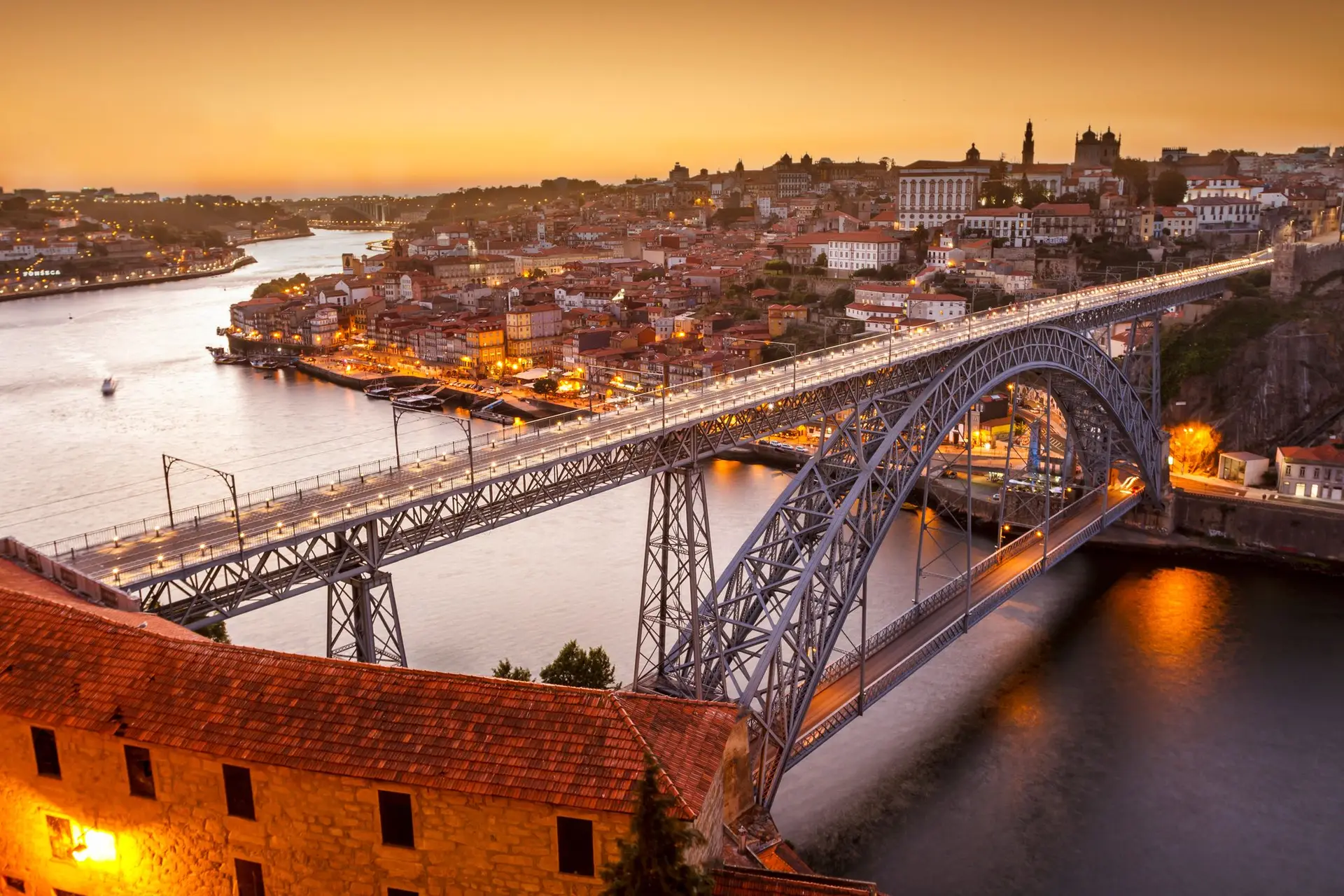 Câmara do Porto vai estudar a criação de transporte fluvial público entre as margens do Douro