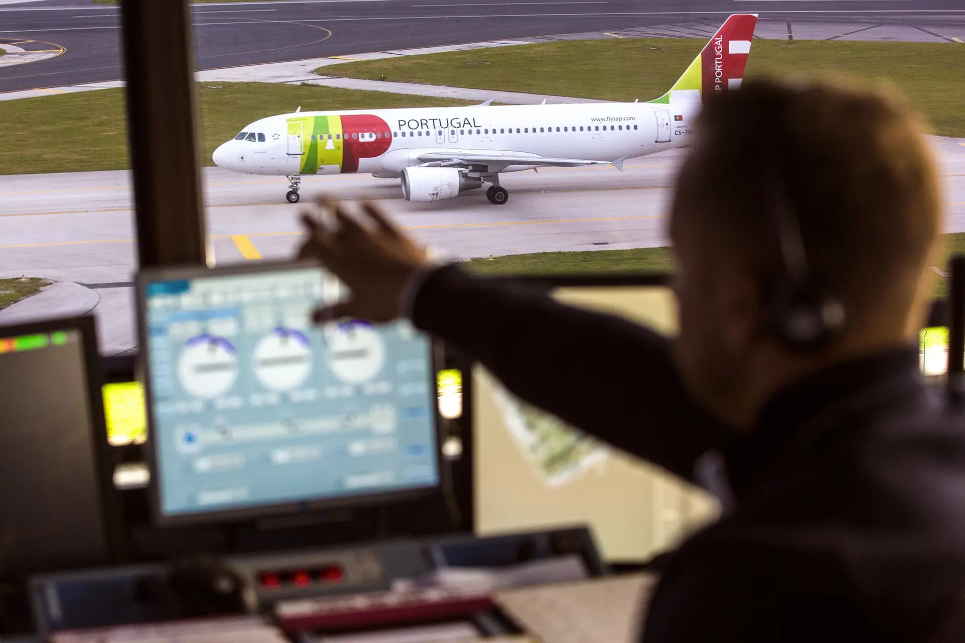 Aeroporto de Lisboa é mais caro que Madrid e Barcelona e o fosso vai agravar-se uma vez que a ANA vai recorrer à subida de taxas para financiar o Luís de Camões