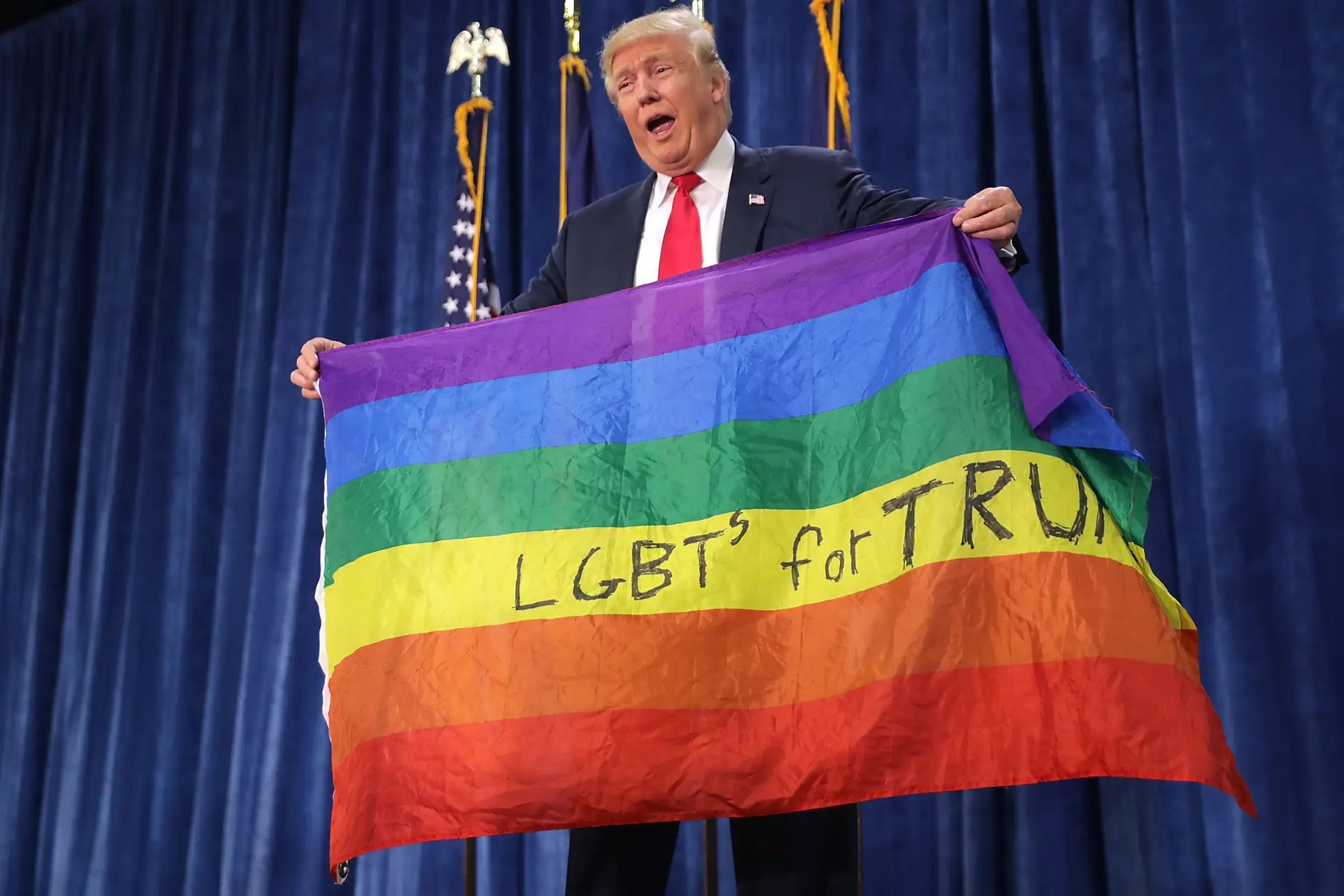 Donald Trump com bandeira LGBTQ+ durante a campanha eleitoral para as Presidenciais de 2016