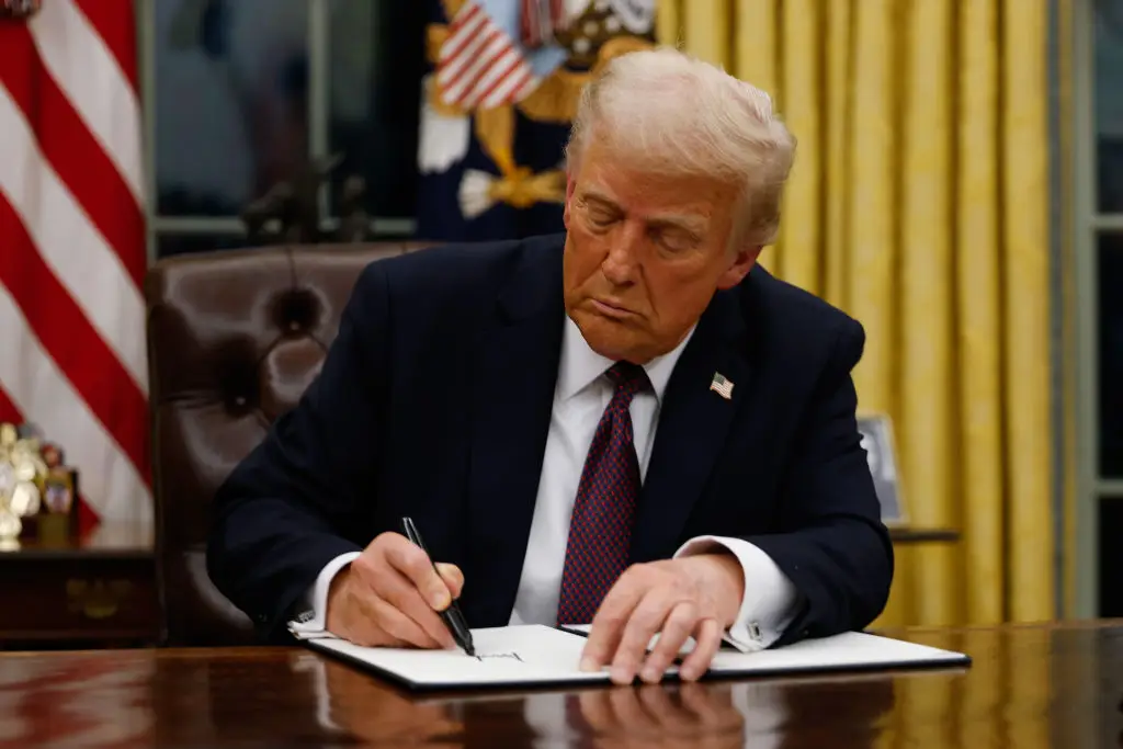 Trump assina decreto contra "extremismo de género" nas forças armadas dos EUA