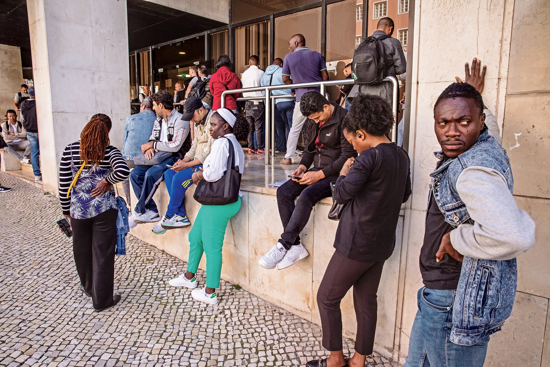 Cidadãos estrangeiros recorrem à Justiça para acelerar pedidos de residência e reagrupamento