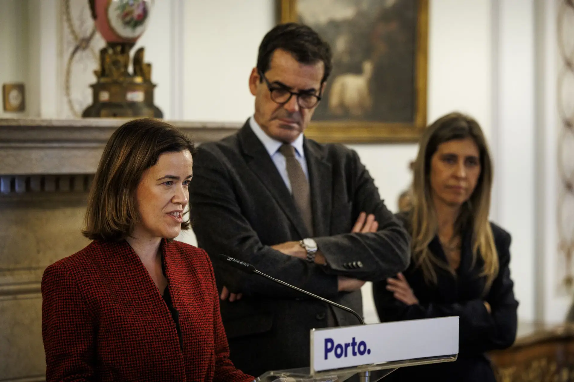 Ana Povo, secretária de Estado da Saúde, discursa, ao lado de Rui Moreira, na cerimónia de entrega da unidade móvel de consumo vigiado