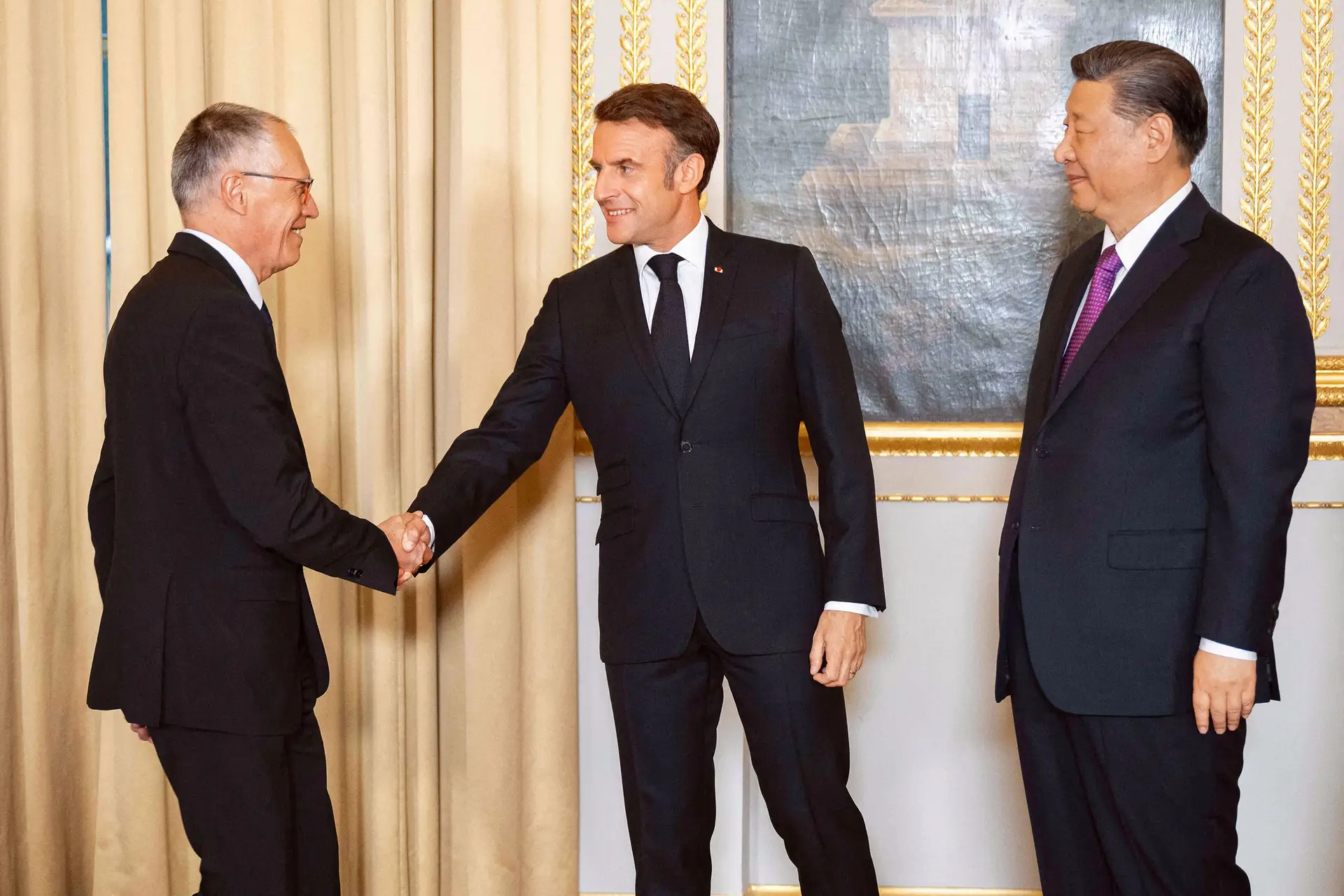 <span class="arranque">LÍDERES.</span> Carlos Tavares foi visita frequente de gabinetes de chefes de Estado e de Governo, como Emmanuel Macron e Xi Jinping, aqui juntos para um jantar oficial em Paris no ano passado 