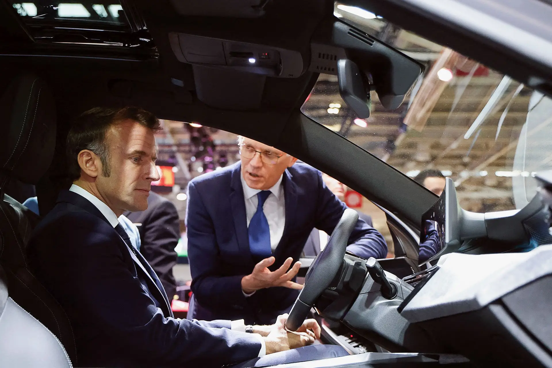 <p class="arranque">INDÚSTRIA.</span> O Presidente francês Emmanuel Macron, ao volante do novo Peugeot 3008, ouve as explicações de Carlos Tavares, CEO da Stellantis, na exposição Paris Motor Show, em outubro último 