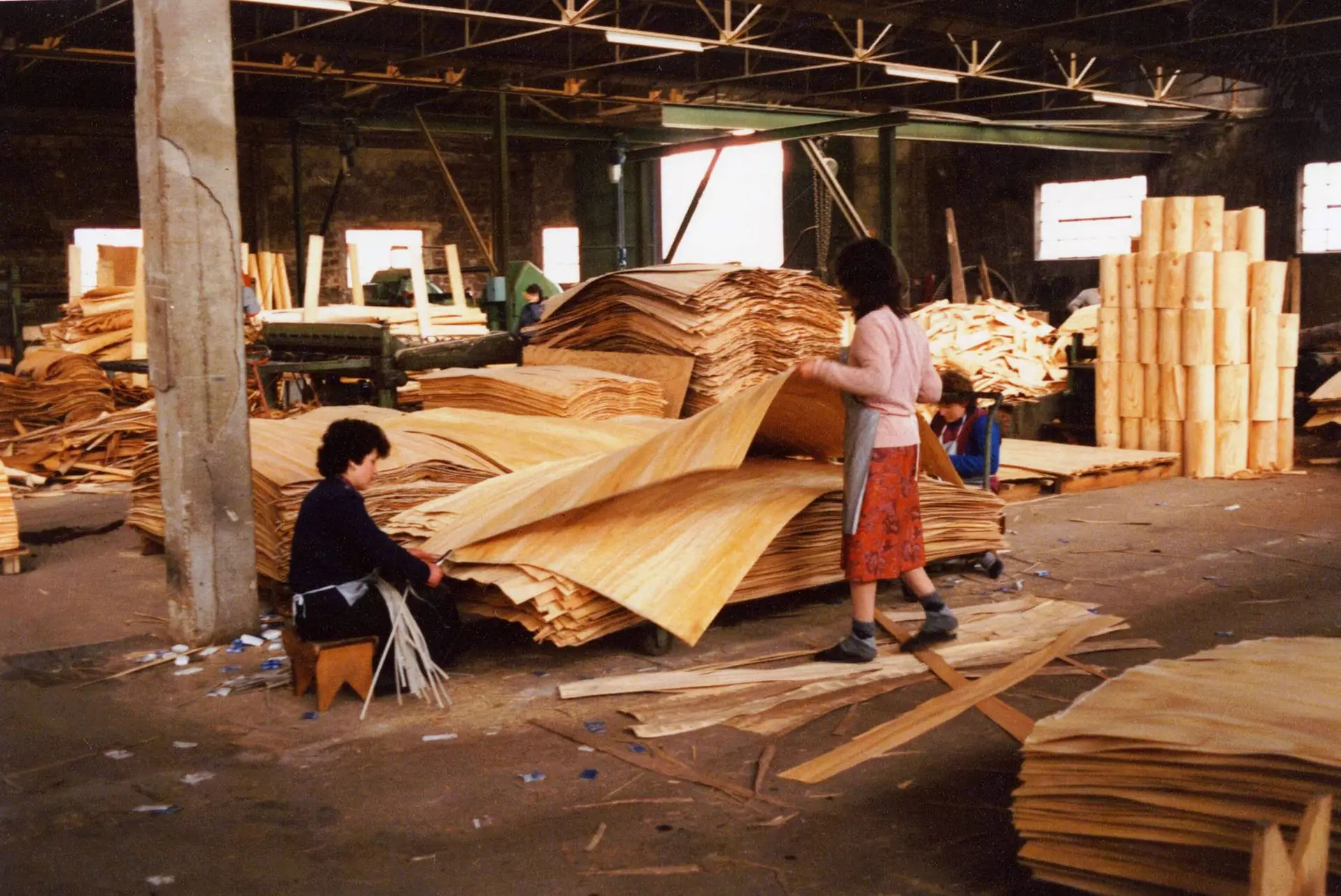INDÚSTRIA. Operárias numa fábrica do concelho de Paredes na década de 1980