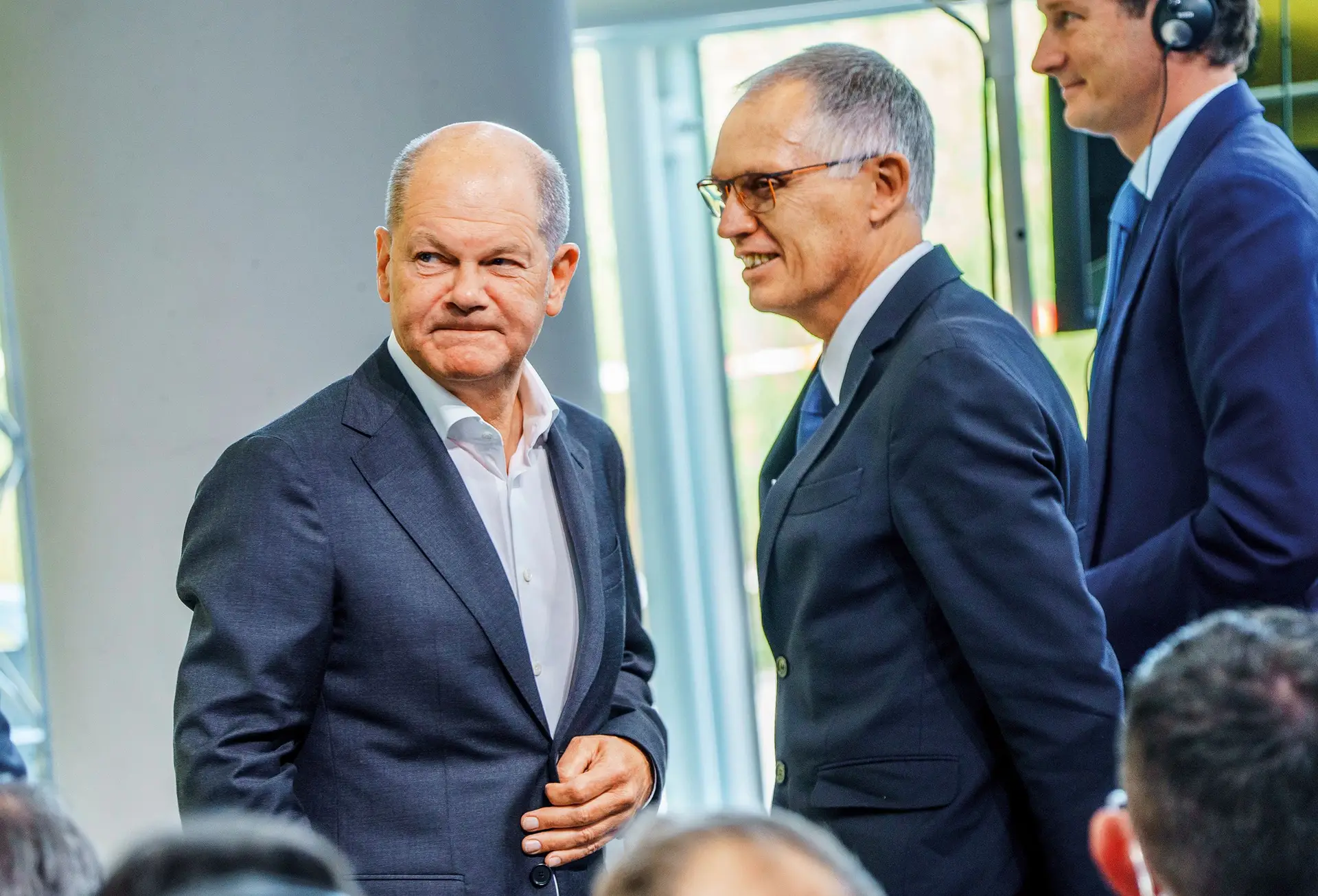 <span class="arranque">ANIVERSÁRIO.</span> O chanceler alemão Olaf Scholz com Carlos Tavares, então CEO da Stellantis, em junho do ano passado, na cerimónia que assinalou os 125 anos de produção da Opel na Alemanha 