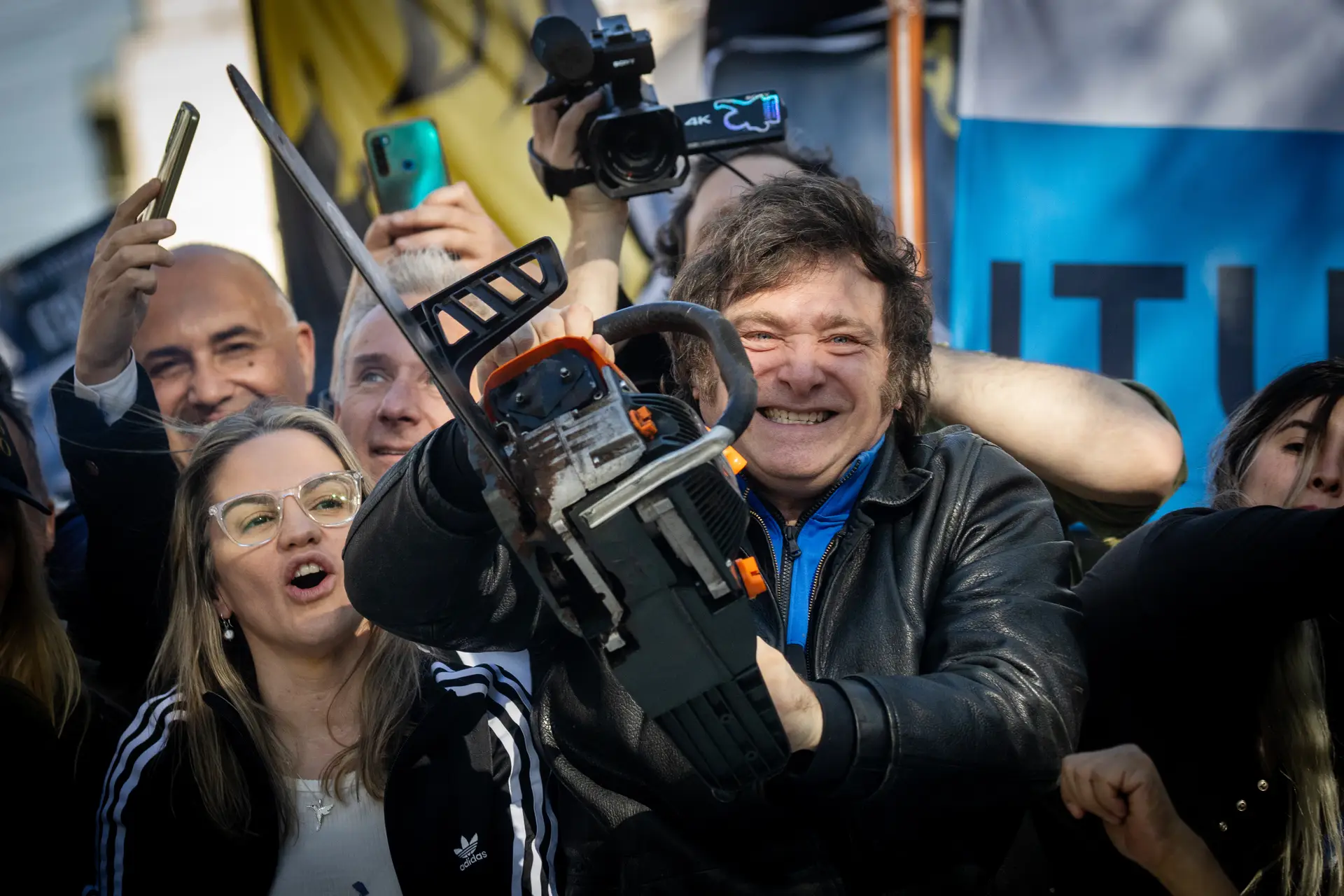 Ouviu o barulho? É a motosserra de Javier Milei a “cortar” a despesa do Estado e a inflação da Argentina
