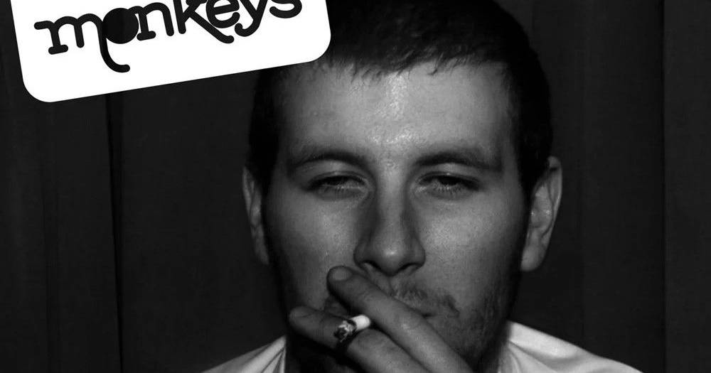 “Deram-me uísque, vomitei a meio”: o que faz hoje o jovem da capa do primeiro álbum dos Arctic Monkeys