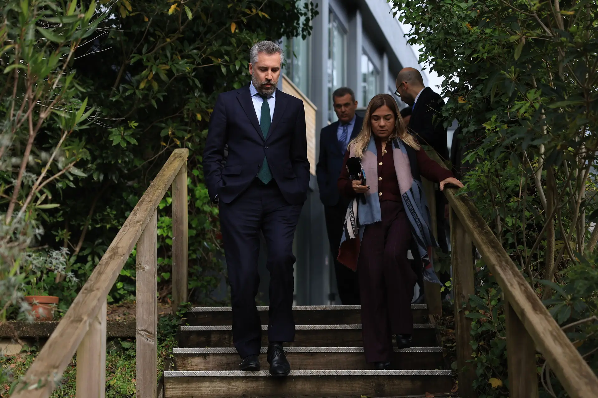 Líder do PS pergunta a Montenegro se secretário de Estado é um "peso político negativo"; Marcelo remete para investigação europeia