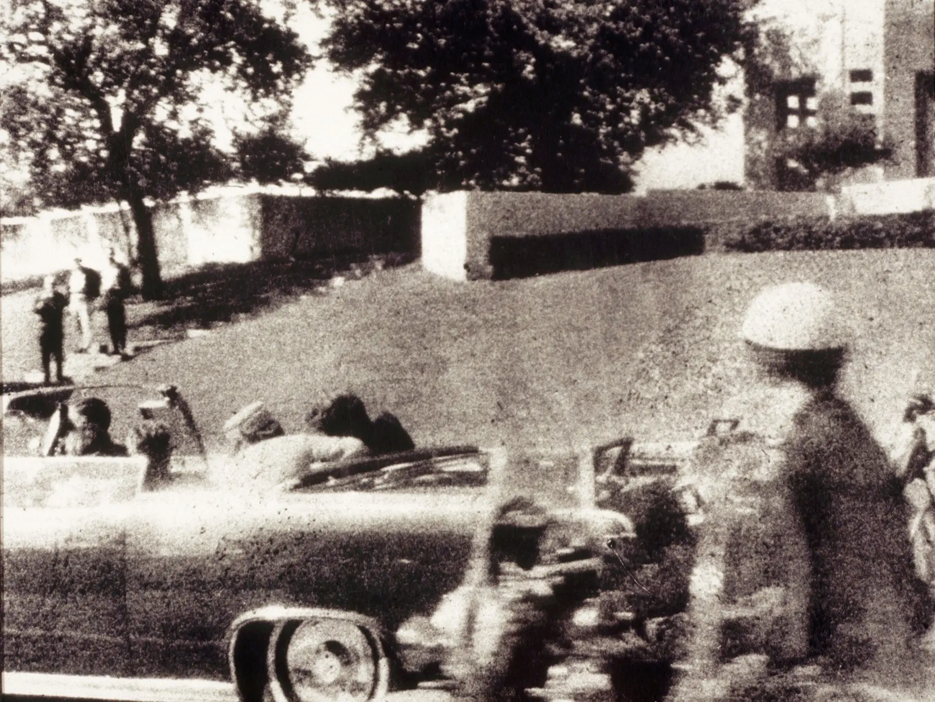 Jacqueline Kennedy tenta ajudar o marido, alvejado em Dallas a 22 de novembro de 1963. No carro iam também o governador do Texas, John Connally, e a sua mulher, Nellie