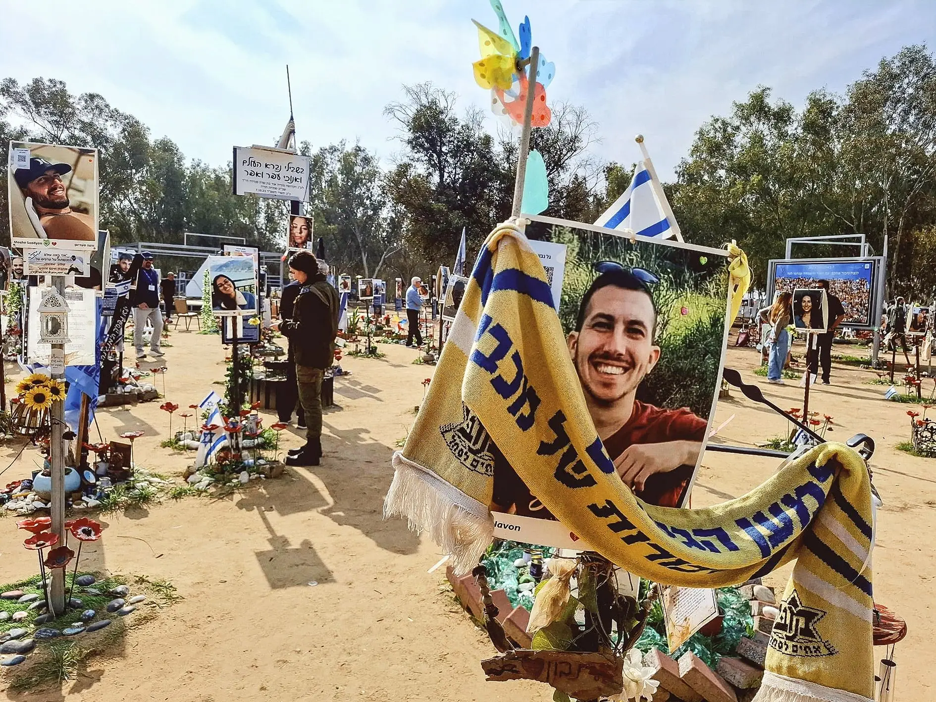 Homenagem às vítimas do massacre cometido pelo Hamas no recinto do festival Supernova