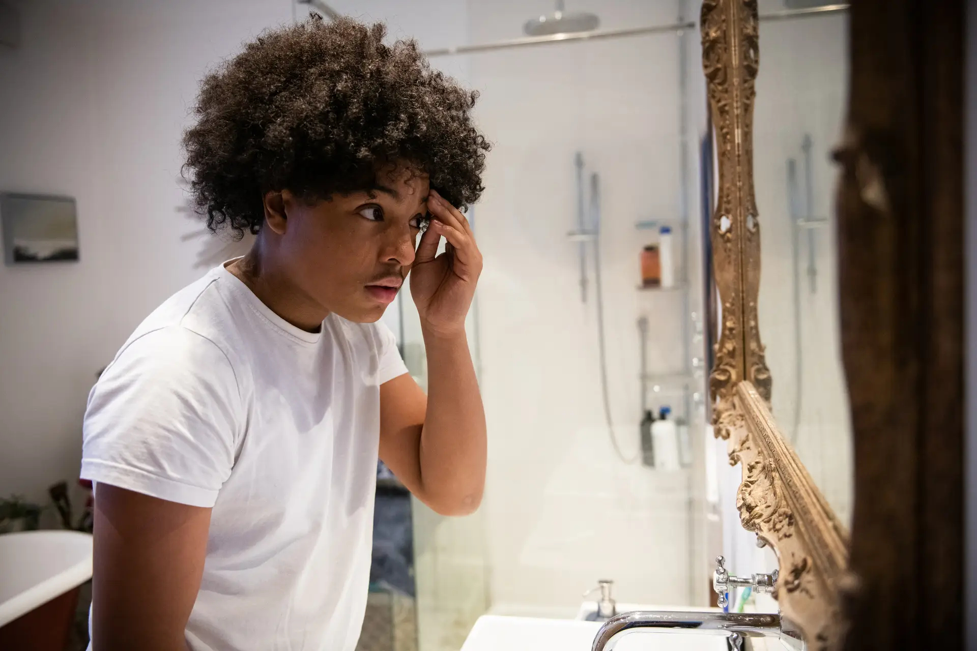 ‘Looksmaxing’: busca pelo corpo perfeito leva jovens a causar fraturas para definir o rosto e a técnicas perigosas para aumento do pénis