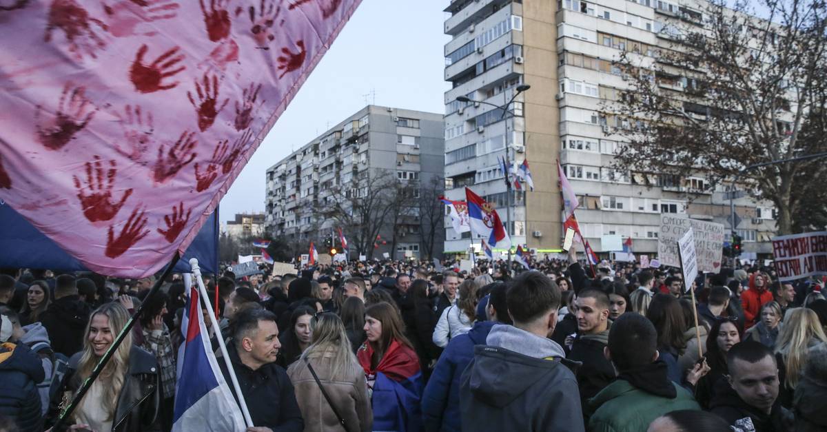 Dezenas de milhares de estudantes sérvios saem à rua em protesto contra a corrupção