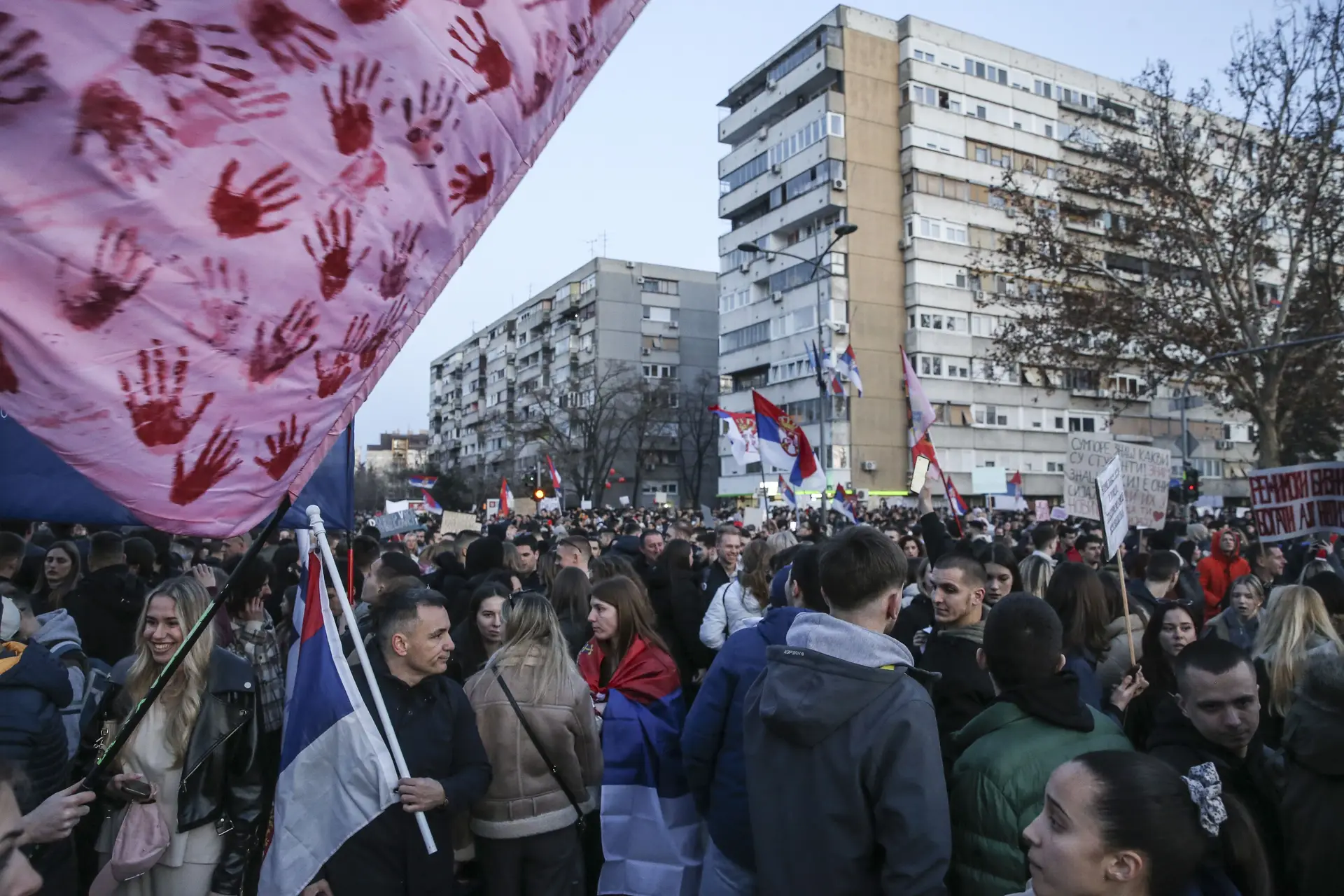 Dezenas de milhares de estudantes sérvios saem à rua em protesto contra a corrupção